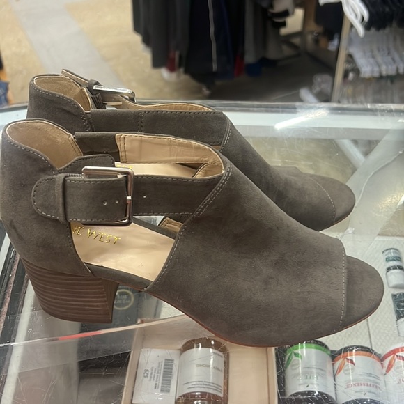 NINE WEST | Groovy Go dark taupe cut-out block heel peep toe heels - Picture 5 of 6